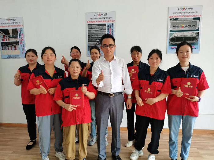 公司薛总与全体获奖人员合影